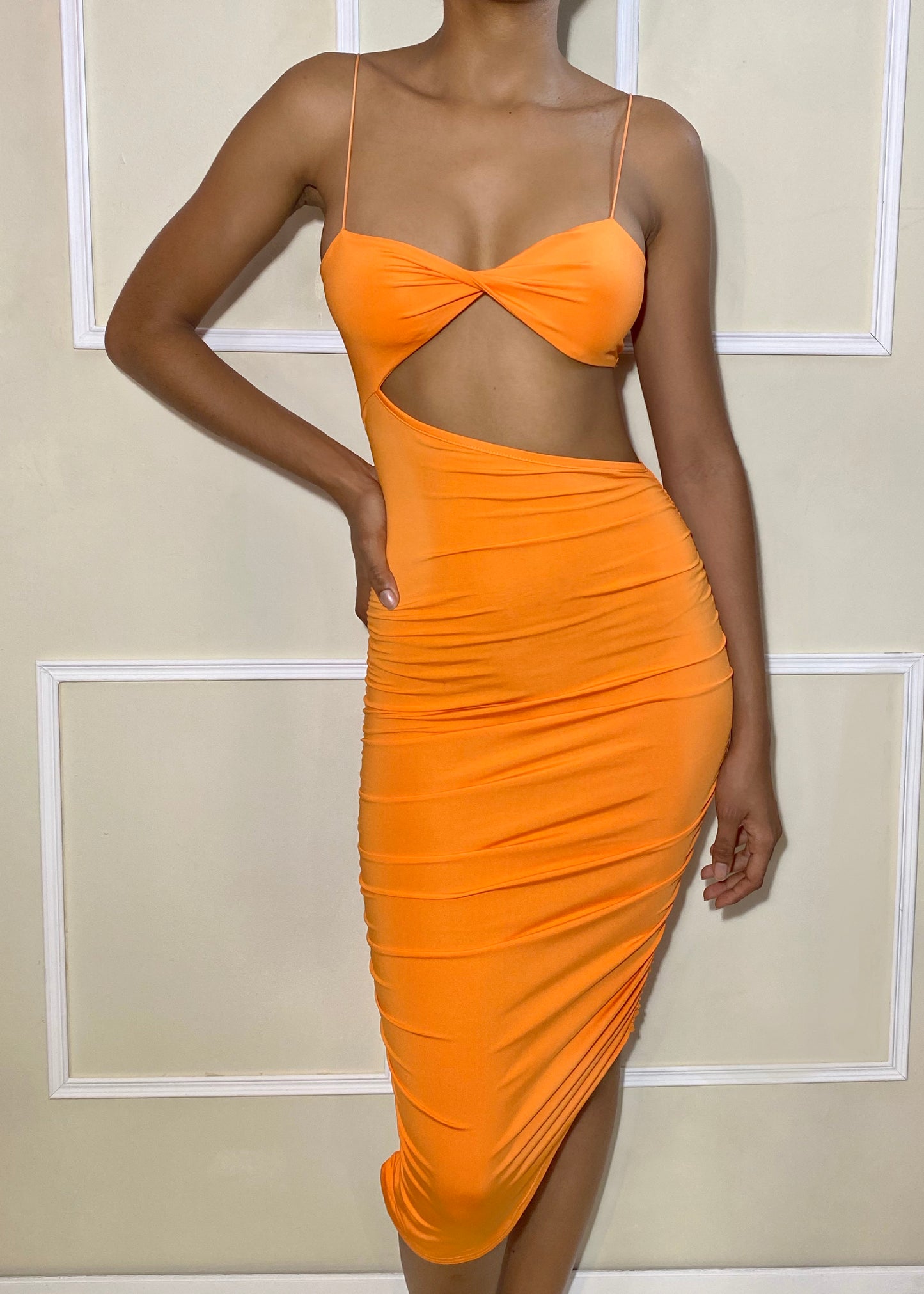 Robe midi moulante décolleté asymétrique